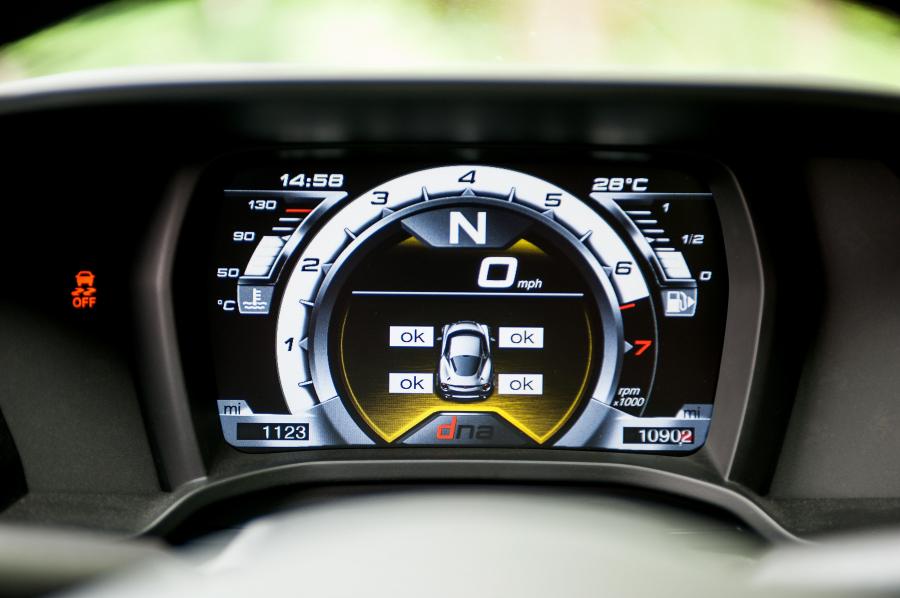  Alfa Romeo 4C 2014 года  (UK) (фото 14 из 24)